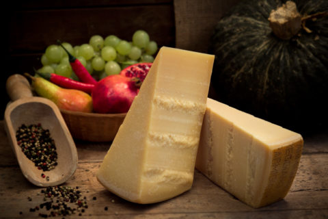 Porzioni diverse di Parmigiano Reggiano prodotto di montagna
