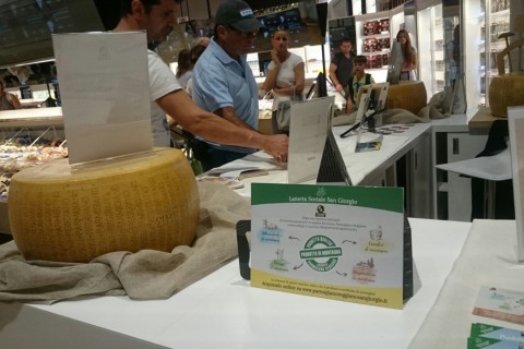 Forma di Parmigiano Reggiano prodotto di montagna a milano expo 2015