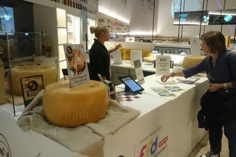 Stand del Parmigiano Reggiano a milano expo 2015