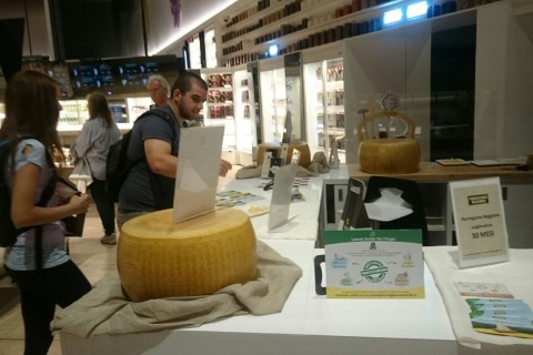 Assaggiatori di Parmigiano Reggiano prodotto di montagna a milano expo 2015