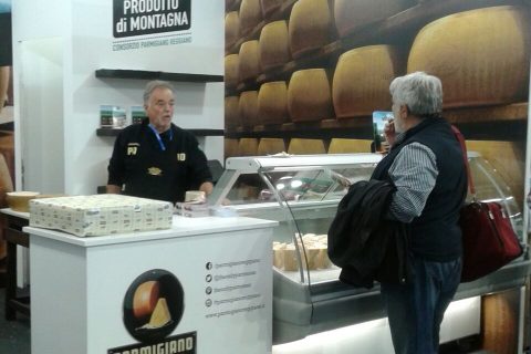 Stand a skipass 2016 con vendita Parmigiano di montagna