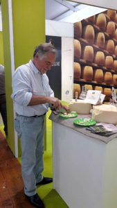 Preparazione degli assaggi di Parmigiano Reggiano prodotto di montagna - Vinitaly 2017