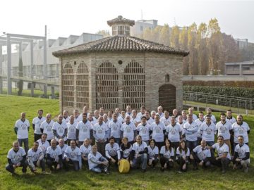 Nazionale del Parmigiano Reggiano davanti al Consorzio di Reggio Emilia