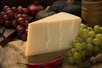 Parmigiano Reggiano 24 mesi prodotto di montagna su tagliere